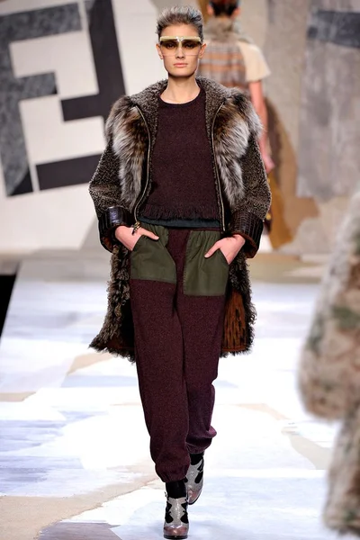 Look 16